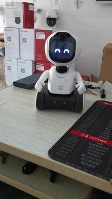 早教机器人 玩转高科技 科技改变生活 监控 萤石智能机器人
