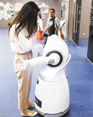 机器人带你体验 未来"智能+"生活